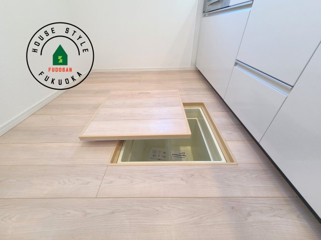 福岡市西区小戸3丁目第9-2棟（2号棟）の設備|床下収納　小さな間口で床下スペースを有効に使用できす。