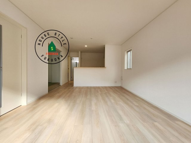 福岡市西区小戸3丁目第9-2棟（2号棟）の居間・リビング|キッチンからリビングをしっかり確認できます。家族の笑顔があふれる空間になりそうですね。