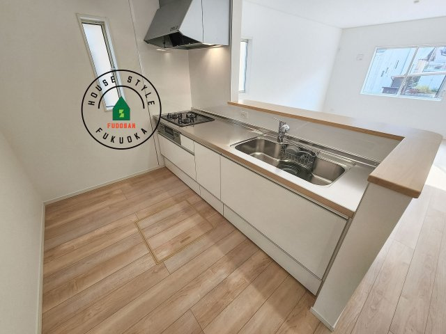 福岡市西区小戸3丁目第9-2棟（2号棟）のキッチン|カウンターキッチンなら、リビングで遊ぶ子供の様子を見ながら料理ができるので安心です。料理を運んでもらったり、子供にお手伝いしてもらいやすいのもいいですね。