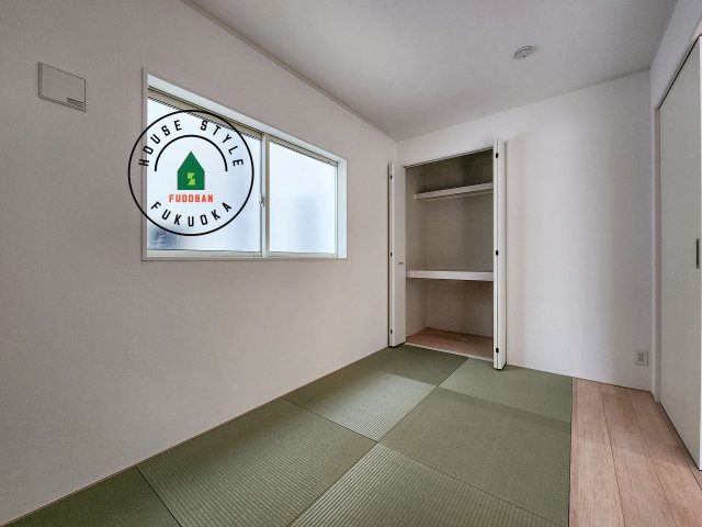 福岡市西区小戸3丁目第9-2棟（2号棟）の和室|和室を上手に活用すると暮らし方の幅が広がります。例えば普段は開け放して、子供の小さいうちはお昼寝や遊びのスペースに。畳はソフトなので転んでもケガをしにくく安心です