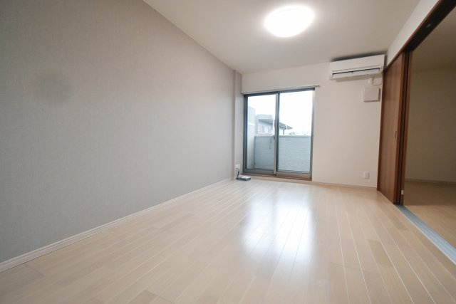 ウェルスクエア西宮北口の居間・リビング