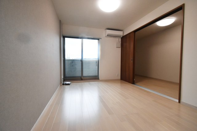 ウェルスクエア西宮北口の居間・リビング