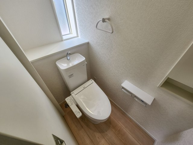 福岡市西区今宿1丁目第4-2棟（1号棟）のトイレ|トイレ・ウォシュレット付。快適で衛生的な洗浄機能付温水シャワートイレです。収納や手すりもついてます。