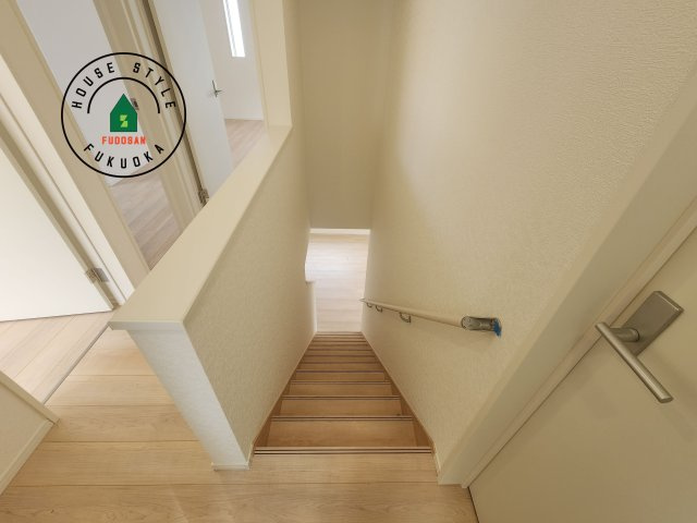 福岡市西区今宿1丁目第4-2棟（1号棟）の内装|＜手すり付階段＞手すりがないと階段の昇り降りで危険なことはもちろん、壁に手をつきながら歩くことで壁紙が汚れやすくなります。すべての方に快適に昇り降りしていただくため、手すりを設置しました。