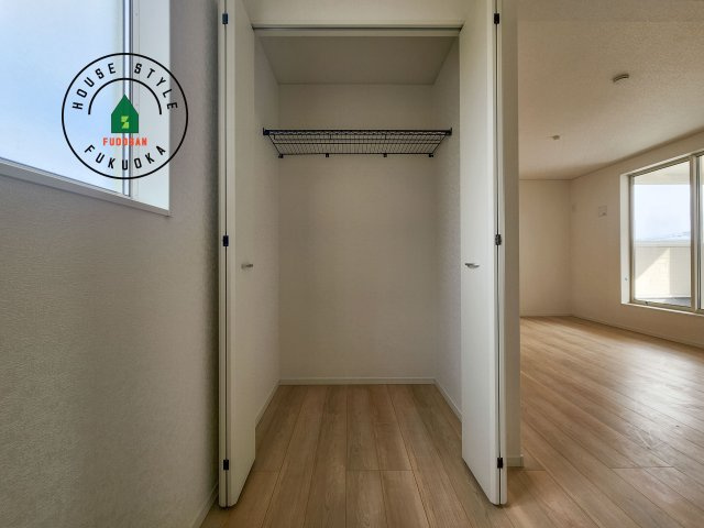 福岡市西区今宿1丁目第4-2棟（1号棟）の内観：施工例|【WIC（ウォークインクローゼット）】 たくさんの洋服をかけてもシワになりにくいウォークインクローゼット。洋服以外にも、普段使わない家電やスーツケース、ストック品など何でも片付く嬉しい空間です。