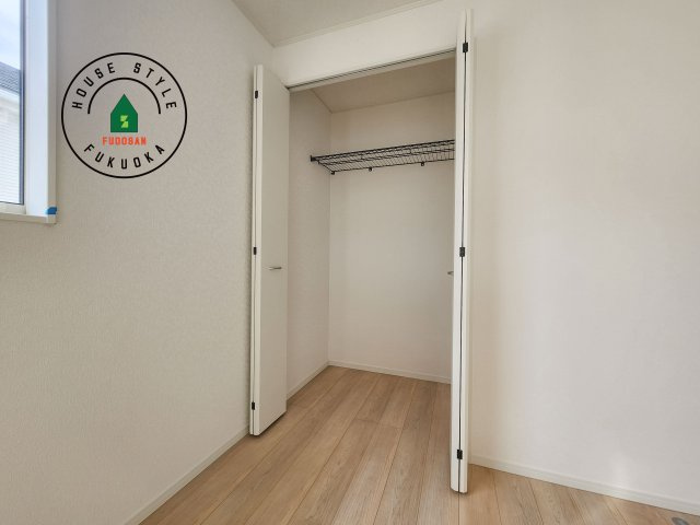 福岡市西区今宿1丁目第4-2棟（1号棟）の収納|壁面クローゼットのメリットは、衣類が横一列に並ぶためひと目で洋服が選びやすいこと。衣類をたくさんお持ちの方も、限られたスペース内に無理なく収納することができます。