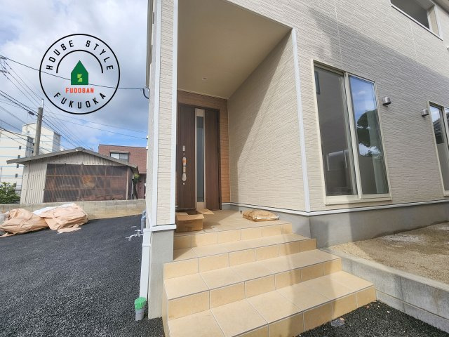 福岡市西区今宿1丁目第4-2棟（1号棟）の外観：施工例|地盤調査済 / 玄関へ向かうまでのアプローチに漂う上質が期待感をもたせます。玄関は建物の顔。落着きを醸し出した自己主張が心に訴えてきます。