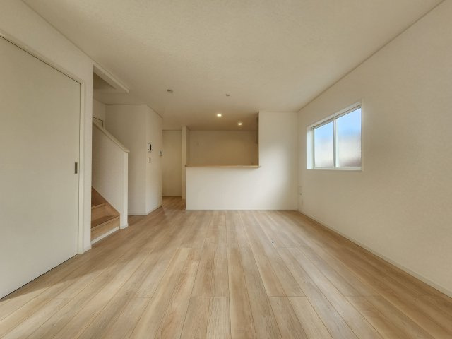 福岡市西区今宿1丁目第4-2棟（1号棟）の居間・リビング|キッチンからリビングをしっかり確認できます。家族の笑顔があふれる空間になりそうですね。※家具はCGを合成したものです。