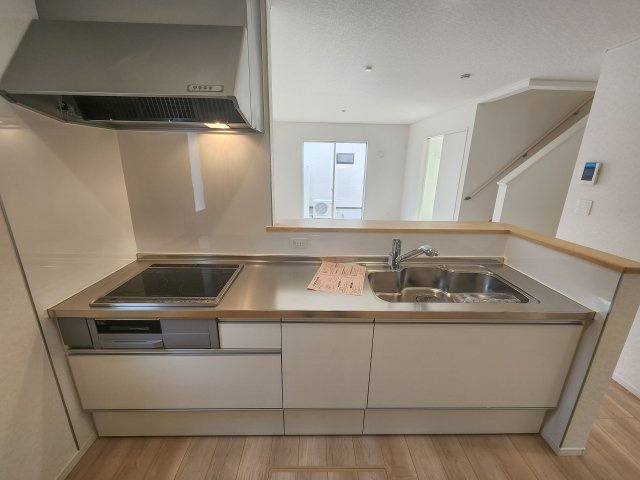 福岡市西区今宿1丁目第4-2棟（1号棟）のキッチン|忙しい朝でも家族揃って食事をしたいゆとりあるダイニングスペース。