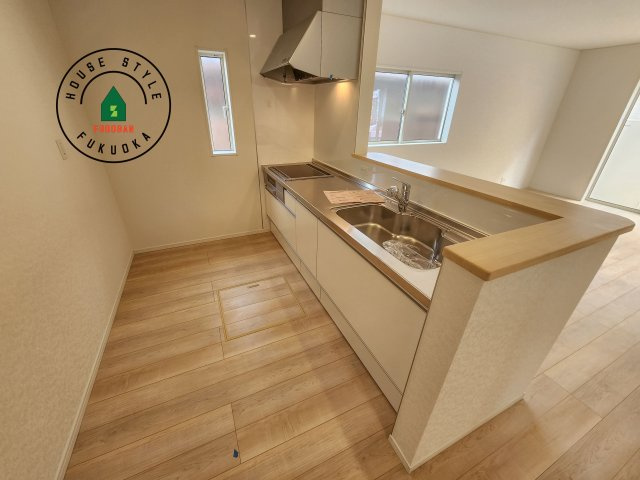 福岡市西区今宿1丁目第4-2棟（1号棟）の内観：施工例|カウンターキッチンなら、リビングで遊ぶ子供の様子を見ながら料理ができるので安心です。料理を運んでもらったり、子供にお手伝いしてもらいやすいのもいいですね。