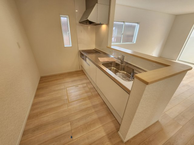 福岡市西区今宿1丁目第4-2棟（1号棟）のキッチン|カウンターキッチンなら、リビングで遊ぶ子供の様子を見ながら料理ができるので安心です。料理を運んでもらったり、子供にお手伝いしてもらいやすいのもいいですね。