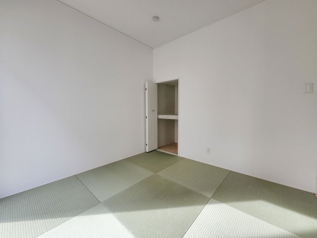 福岡市西区今宿1丁目第4-2棟（1号棟）の和室|和室を上手に活用すると暮らし方の幅が広がります。例えば普段は開け放して、子供の小さいうちはお昼寝や遊びのスペースに。畳はソフトなので転んでもケガをしにくく安心です