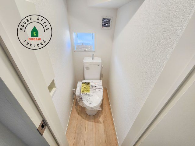 糸島市二丈深江第3-7棟（4号棟）のトイレ|トイレ・ウォシュレット付。快適で衛生的な洗浄機能付温水シャワートイレです。収納や手すりもついてます。