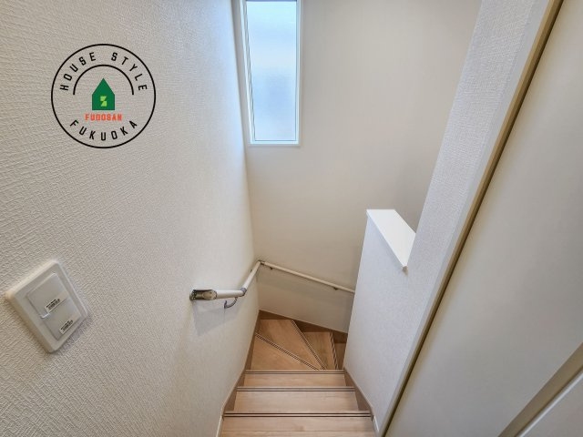 糸島市二丈深江第3-7棟（4号棟）の内装|＜手すり付階段＞手すりがないと階段の昇り降りで危険なことはもちろん、壁に手をつきながら歩くことで壁紙が汚れやすくなります。すべての方に快適に昇り降りしていただくため、手すりを設置しました。