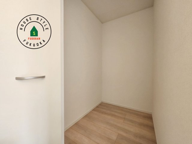 糸島市二丈深江第3-7棟（4号棟）の収納|【WIC（ウォークインクローゼット）】 たくさんの洋服をかけてもシワになりにくいウォークインクローゼット。洋服以外にも、普段使わない家電やスーツケース、ストック品など何でも片付く嬉しい空間です。