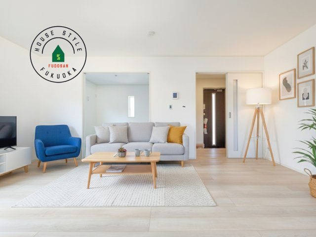 糸島市二丈深江第3-7棟（4号棟）の居間・リビング|明るく開放的なリビングダイニングは豊かな陽光が注ぎ込み、やすらぎの空間を演出してくれます。ご家族で楽しいひとときをお過ごし下さい。※家具はCGを合成したものです。