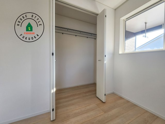 糸島市二丈深江第3-7棟（4号棟）の収納|壁面クローゼットのメリットは、衣類が横一列に並ぶためひと目で洋服が選びやすいこと。衣類をたくさんお持ちの方も、限られたスペース内に無理なく収納することができます。