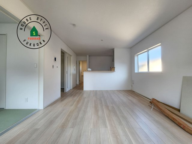 糸島市二丈深江第3-7棟（4号棟）の居間・リビング|キッチンからリビングをしっかり確認できます。家族の笑顔があふれる空間になりそうですね。※家具はCGを合成したものです。