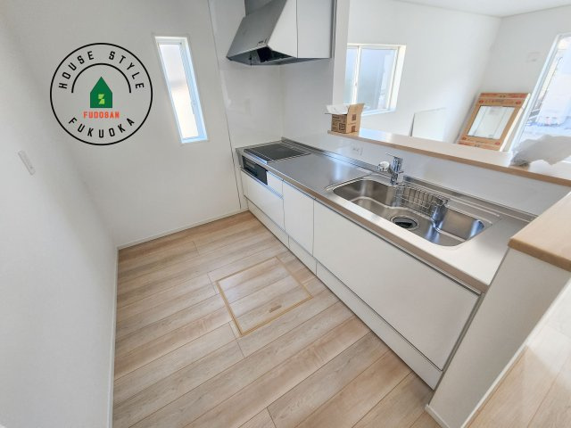 糸島市二丈深江第3-7棟（4号棟）のキッチン|カウンターキッチンなら、リビングで遊ぶ子供の様子を見ながら料理ができるので安心です。料理を運んでもらったり、子供にお手伝いしてもらいやすいのもいいですね。