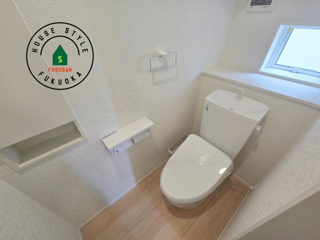 糸島市二丈深江第3-7棟（5号棟）の内観：施工例|トイレ・ウォシュレット付。快適で衛生的な洗浄機能付温水シャワートイレです。収納や手すりもついてます。