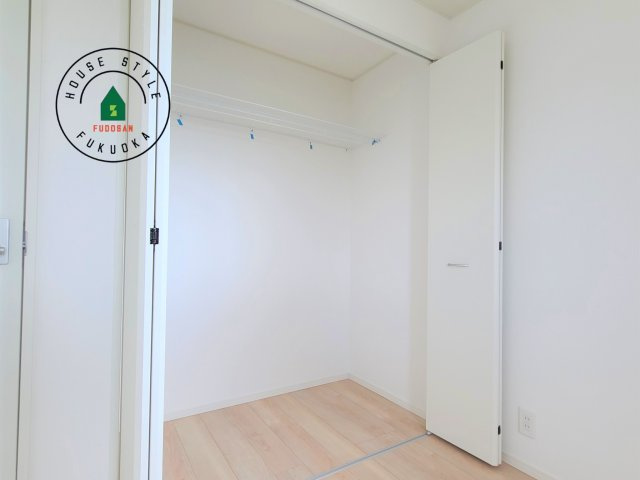 糸島市二丈深江第3-7棟（5号棟）の内観：施工例|壁面クローゼットのメリットは、衣類が横一列に並ぶためひと目で洋服が選びやすいこと。衣類をたくさんお持ちの方も、限られたスペース内に無理なく収納することができます。