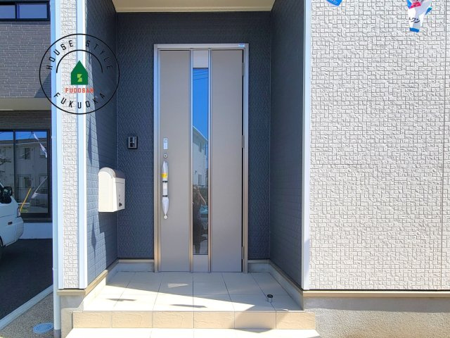 糸島市二丈深江第3-7棟（5号棟）の外観：施工例|地盤調査済 / 玄関へ向かうまでのアプローチに漂う上質が期待感をもたせます。玄関は建物の顔。落着きを醸し出した自己主張が心に訴えてきます。