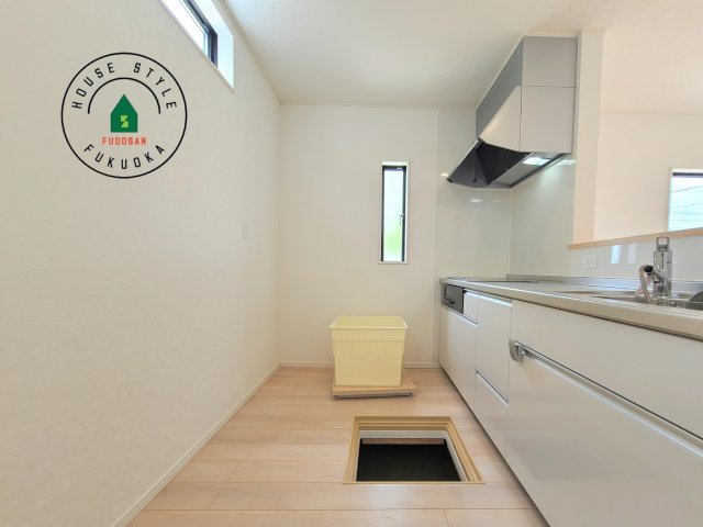 糸島市二丈深江第3-7棟（5号棟）の内観：施工例|カウンターキッチンなら、リビングで遊ぶ子供の様子を見ながら料理ができるので安心です。料理を運んでもらったり、子供にお手伝いしてもらいやすいのもいいですね。