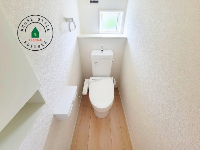 糸島市二丈深江第3-7棟（6号棟）の内観：施工例|トイレ・ウォシュレット付。快適で衛生的な洗浄機能付温水シャワートイレです。収納や手すりもついてます。