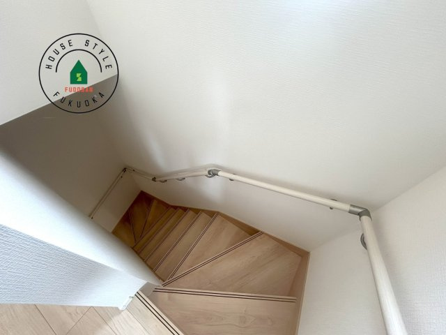 糸島市二丈深江第3-7棟（6号棟）の内観：施工例|＜手すり付階段＞手すりがないと階段の昇り降りで危険なことはもちろん、壁に手をつきながら歩くことで壁紙が汚れやすくなります。すべての方に快適に昇り降りしていただくため、手すりを設置しました。