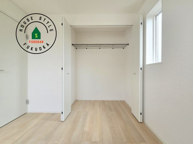 糸島市二丈深江第3-7棟（6号棟）の内観：施工例|【WIC（ウォークインクローゼット）】 たくさんの洋服をかけてもシワになりにくいウォークインクローゼット。洋服以外にも、普段使わない家電やスーツケース、ストック品など何でも片付く嬉しい空間です。