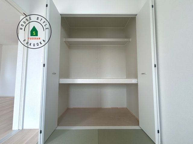 糸島市二丈深江第3-7棟（6号棟）の内観：施工例|壁面クローゼットのメリットは、衣類が横一列に並ぶためひと目で洋服が選びやすいこと。衣類をたくさんお持ちの方も、限られたスペース内に無理なく収納することができます。