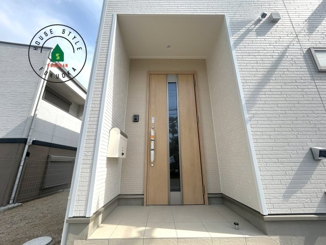 糸島市二丈深江第3-7棟（6号棟）の外観：施工例|地盤調査済 / 玄関へ向かうまでのアプローチに漂う上質が期待感をもたせます。玄関は建物の顔。落着きを醸し出した自己主張が心に訴えてきます。