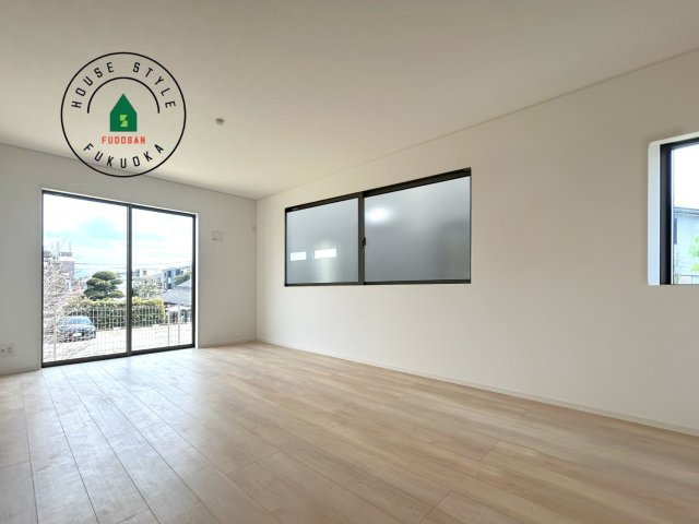 糸島市二丈深江第3-7棟（6号棟）の内観：施工例|キッチンからリビングをしっかり確認できます。家族の笑顔があふれる空間になりそうですね。※家具はCGを合成したものです。