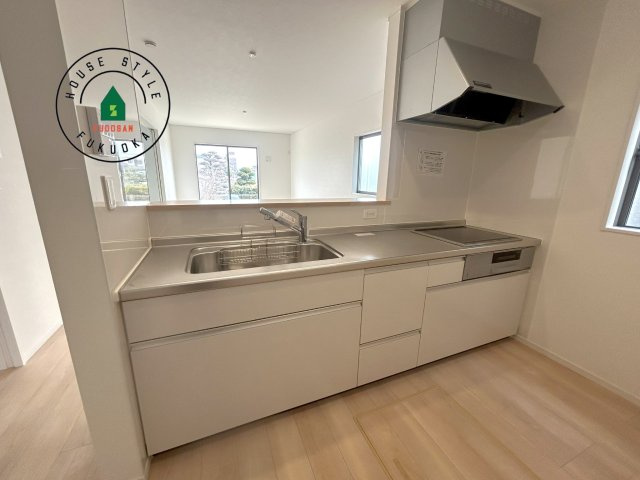 糸島市二丈深江第3-7棟（6号棟）の内観：施工例|カウンターキッチンなら、リビングで遊ぶ子供の様子を見ながら料理ができるので安心です。料理を運んでもらったり、子供にお手伝いしてもらいやすいのもいいですね。