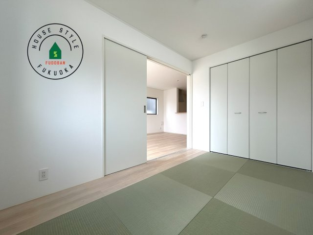 糸島市二丈深江第3-7棟（6号棟）の内観：施工例|和室を上手に活用すると暮らし方の幅が広がります。例えば普段は開け放して、子供の小さいうちはお昼寝や遊びのスペースに。畳はソフトなので転んでもケガをしにくく安心です