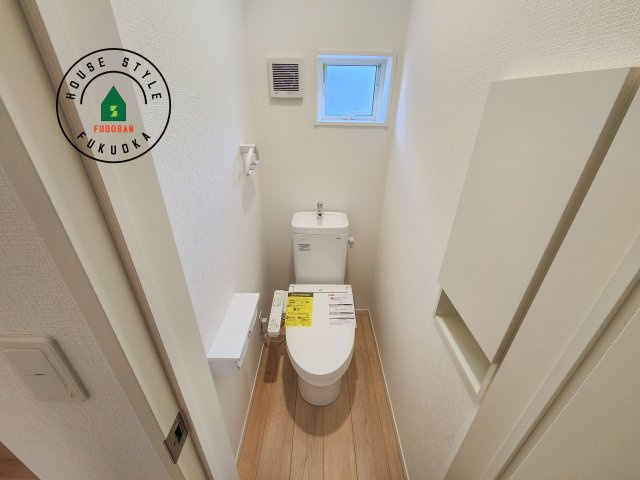 糸島市二丈深江第3-7棟（1号棟）の内観：施工例|トイレ・ウォシュレット付。快適で衛生的な洗浄機能付温水シャワートイレです。収納や手すりもついてます。