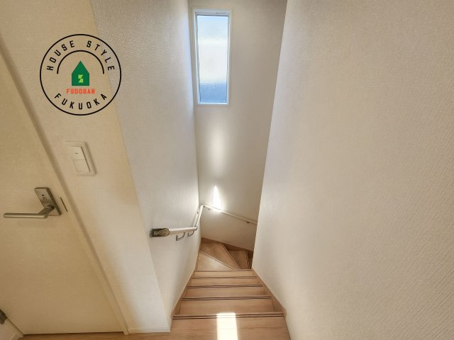 糸島市二丈深江第3-7棟（1号棟）の内観：施工例|＜手すり付階段＞手すりがないと階段の昇り降りで危険なことはもちろん、壁に手をつきながら歩くことで壁紙が汚れやすくなります。すべての方に快適に昇り降りしていただくため、手すりを設置しました。