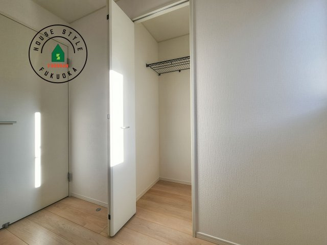 糸島市二丈深江第3-7棟（1号棟）の内観：施工例|壁面クローゼットのメリットは、衣類が横一列に並ぶためひと目で洋服が選びやすいこと。衣類をたくさんお持ちの方も、限られたスペース内に無理なく収納することができます。