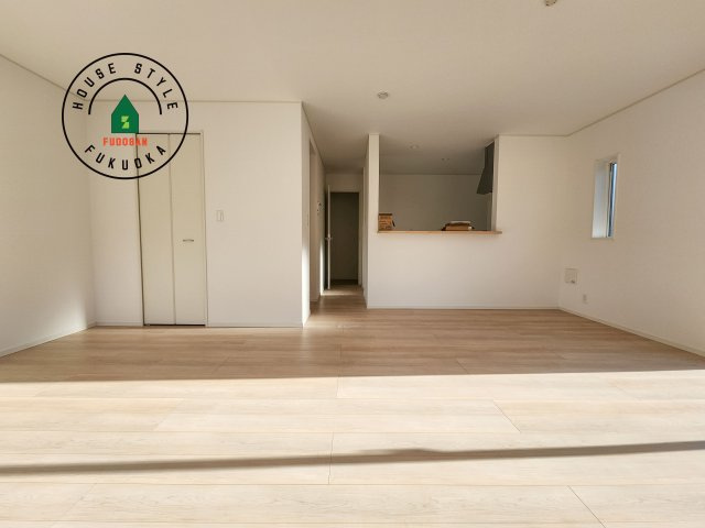 糸島市二丈深江第3-7棟（1号棟）の内観：施工例|キッチンからリビングをしっかり確認できます。家族の笑顔があふれる空間になりそうですね。※家具はCGを合成したものです。