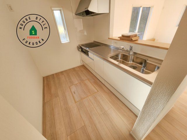 糸島市二丈深江第3-7棟（1号棟）の内観：施工例|カウンターキッチンなら、リビングで遊ぶ子供の様子を見ながら料理ができるので安心です。料理を運んでもらったり、子供にお手伝いしてもらいやすいのもいいですね。