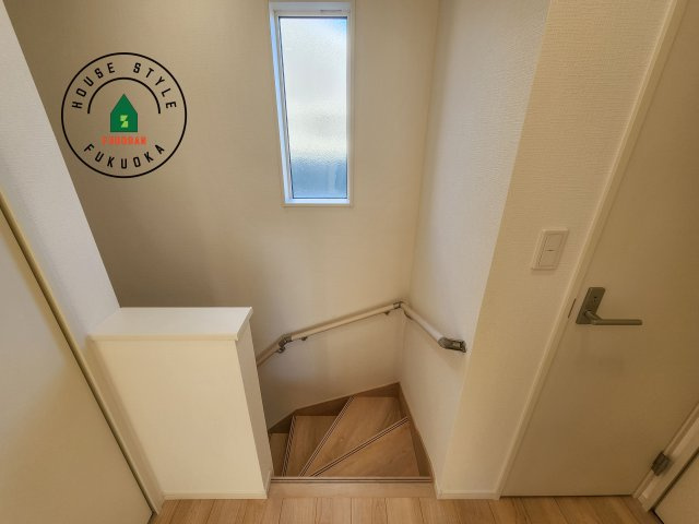 糸島市二丈深江第3-7棟（2号棟）の内観：施工例|＜手すり付階段＞手すりがないと階段の昇り降りで危険なことはもちろん、壁に手をつきながら歩くことで壁紙が汚れやすくなります。すべての方に快適に昇り降りしていただくため、手すりを設置しました。