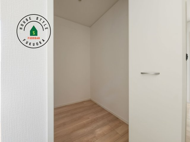 糸島市二丈深江第3-7棟（2号棟）の内観：施工例|【WIC（ウォークインクローゼット）】 たくさんの洋服をかけてもシワになりにくいウォークインクローゼット。洋服以外にも、普段使わない家電やスーツケース、ストック品など何でも片付く嬉しい空間です。