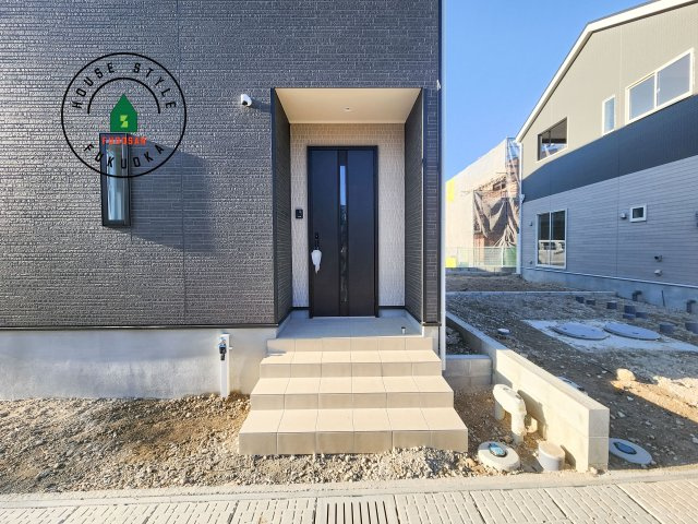 糸島市二丈深江第3-7棟（2号棟）の外観：施工例|地盤調査済 / 玄関へ向かうまでのアプローチに漂う上質が期待感をもたせます。玄関は建物の顔。落着きを醸し出した自己主張が心に訴えてきます。