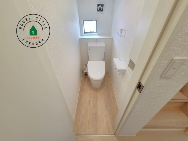 糸島市二丈深江第3-7棟（3号棟）の内観：施工例|トイレ・ウォシュレット付。快適で衛生的な洗浄機能付温水シャワートイレです。収納や手すりもついてます。