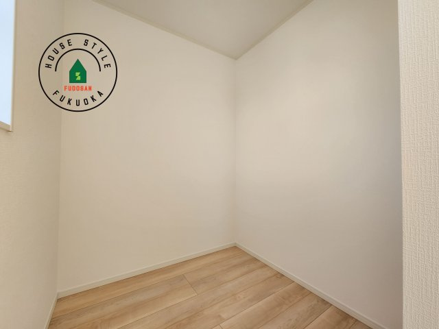 糸島市二丈深江第3-7棟（3号棟）の収納|【WIC（ウォークインクローゼット）】 たくさんの洋服をかけてもシワになりにくいウォークインクローゼット。洋服以外にも、普段使わない家電やスーツケース、ストック品など何でも片付く嬉しい空間です。