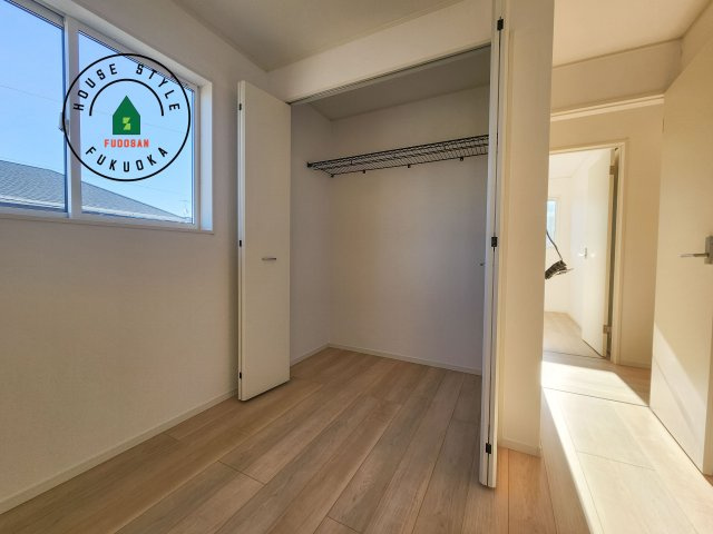 糸島市二丈深江第3-7棟（3号棟）の収納|壁面クローゼットのメリットは、衣類が横一列に並ぶためひと目で洋服が選びやすいこと。衣類をたくさんお持ちの方も、限られたスペース内に無理なく収納することができます。