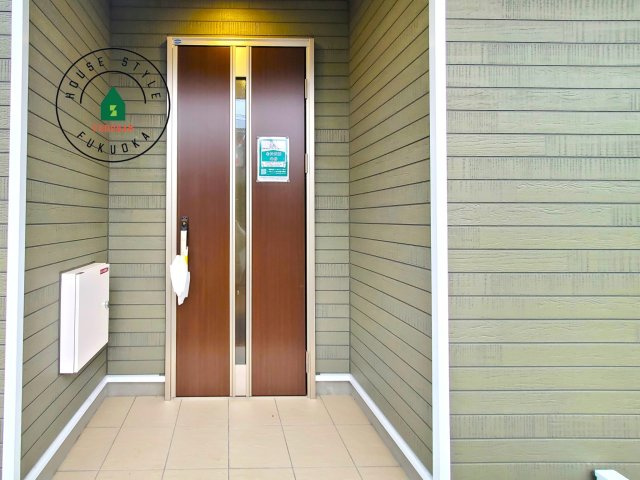 糸島市二丈深江第3-7棟（3号棟）の外観：施工例|地盤調査済 / 玄関へ向かうまでのアプローチに漂う上質が期待感をもたせます。玄関は建物の顔。落着きを醸し出した自己主張が心に訴えてきます。