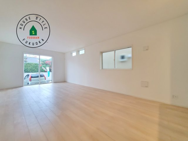 糸島市二丈深江第3-7棟（3号棟）の内観：施工例|キッチンからリビングをしっかり確認できます。家族の笑顔があふれる空間になりそうですね。※家具はCGを合成したものです。