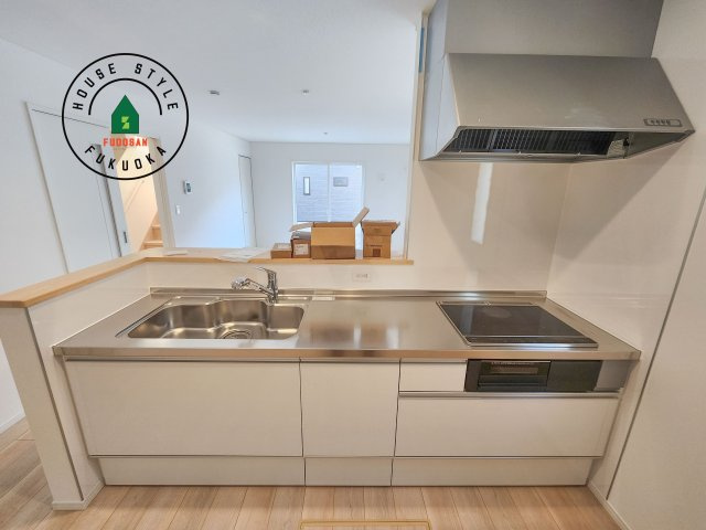 糸島市二丈深江第3-7棟（3号棟）のキッチン|忙しい朝でも家族揃って食事をしたいゆとりあるダイニングスペース。