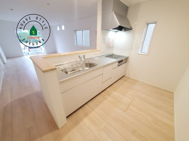 糸島市二丈深江第3-7棟（3号棟）の内観：施工例|カウンターキッチンなら、リビングで遊ぶ子供の様子を見ながら料理ができるので安心です。料理を運んでもらったり、子供にお手伝いしてもらいやすいのもいいですね。